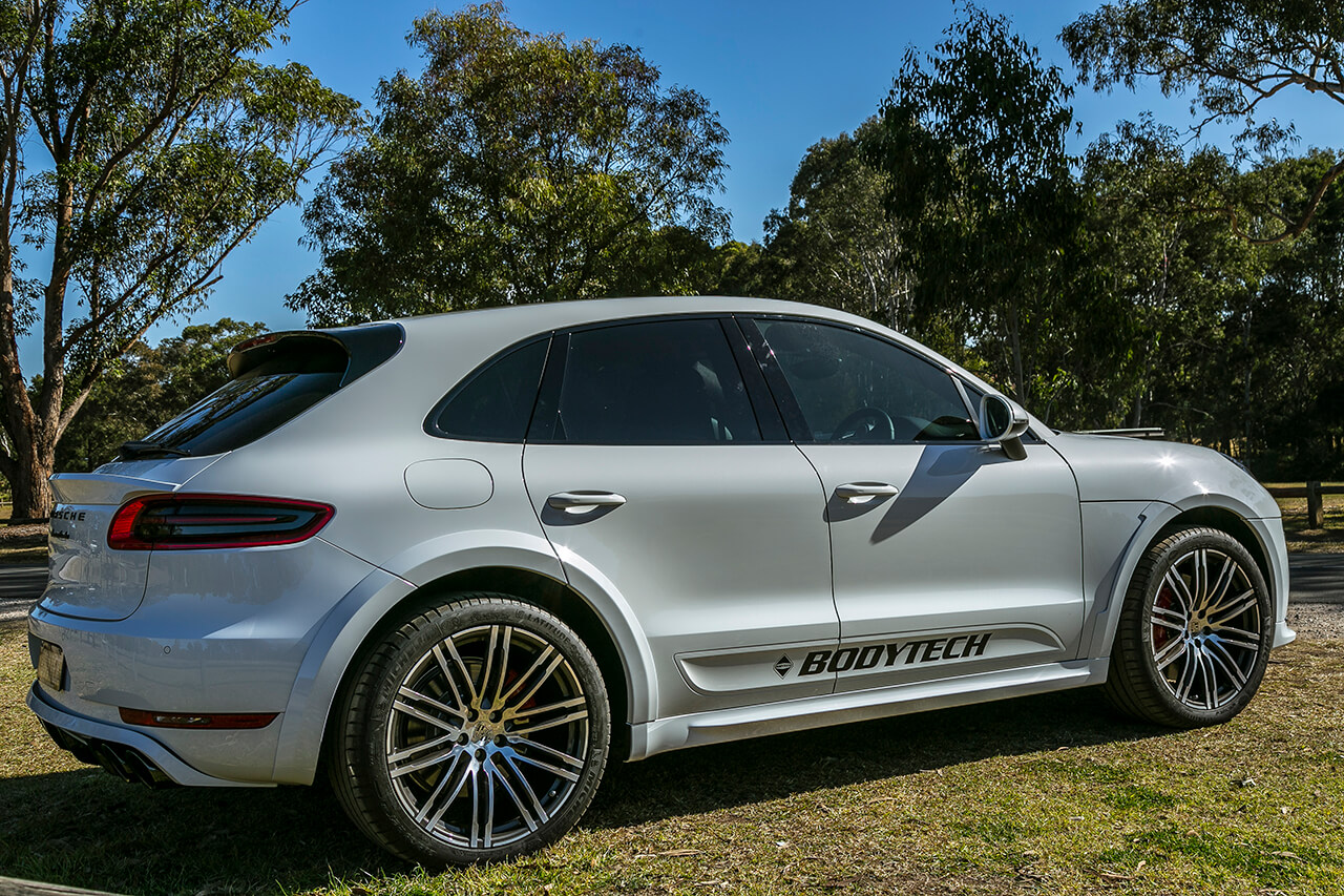 Side image of customised white Porsche with Bodytech branding