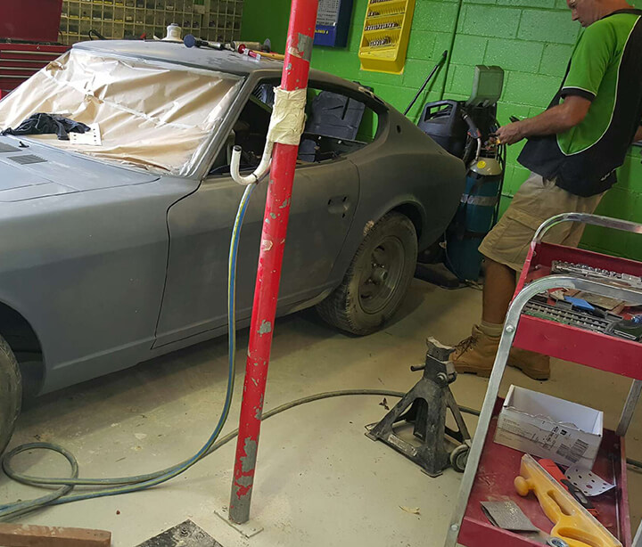Removing the coat on Nissan 240z car restoration